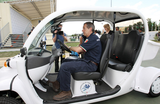 Illustration for article titled G8 Leaders Look Silly Shuttled Around In GEM Electric Cars